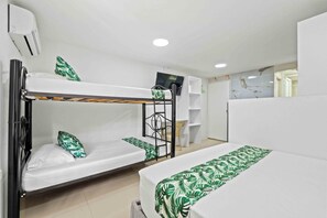 高級四人房 | 遮光布/窗簾、熨斗/熨衣板、免費無線上網