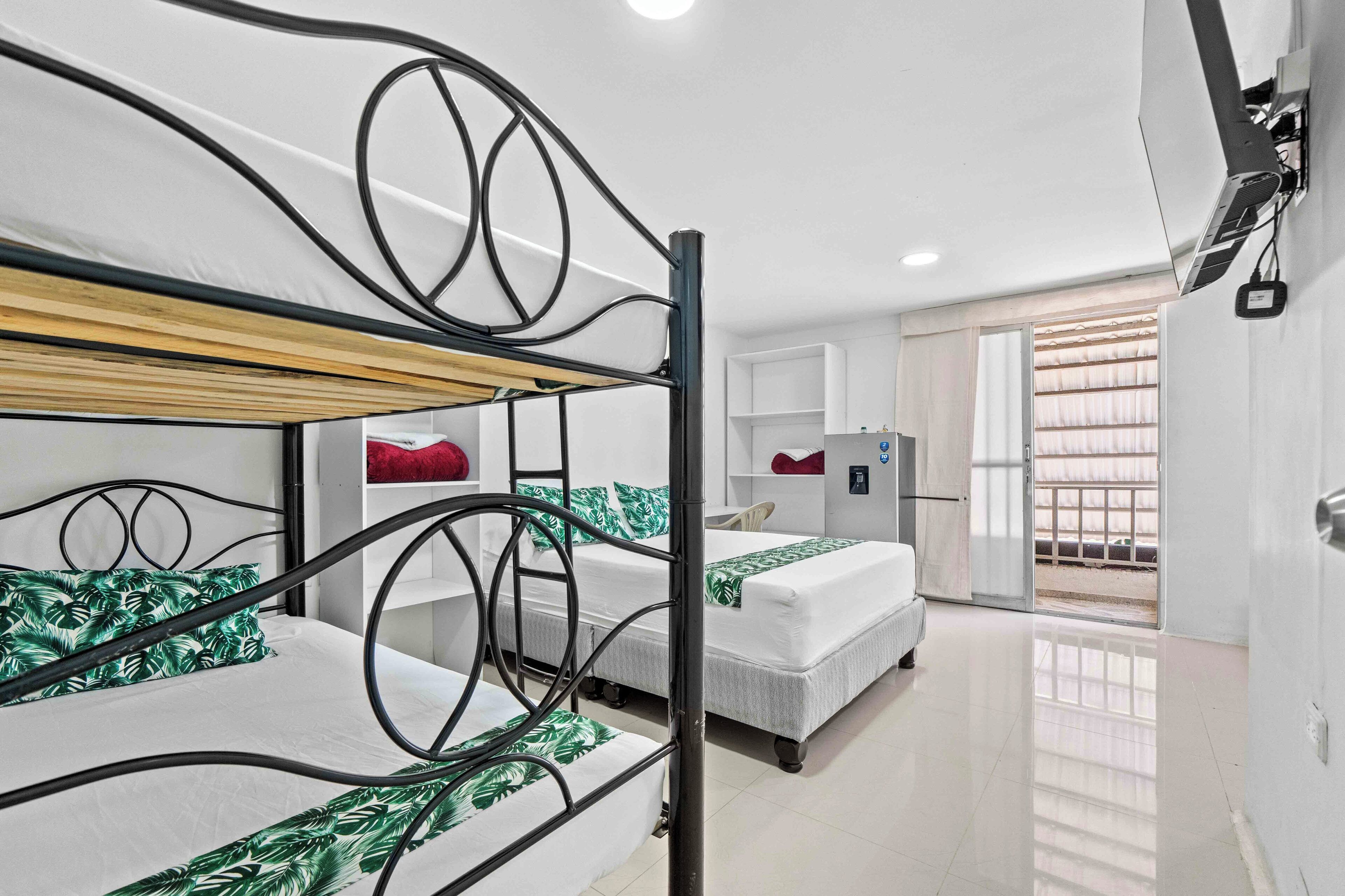 Habitación cuádruple superior | Cortinas opacas, tabla de planchar con plancha, wifi gratis