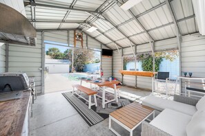 Outdoor dining - Luxury Beach Retreat Pool Walk to Beach Sleeps 12 (Melbourne Beach)