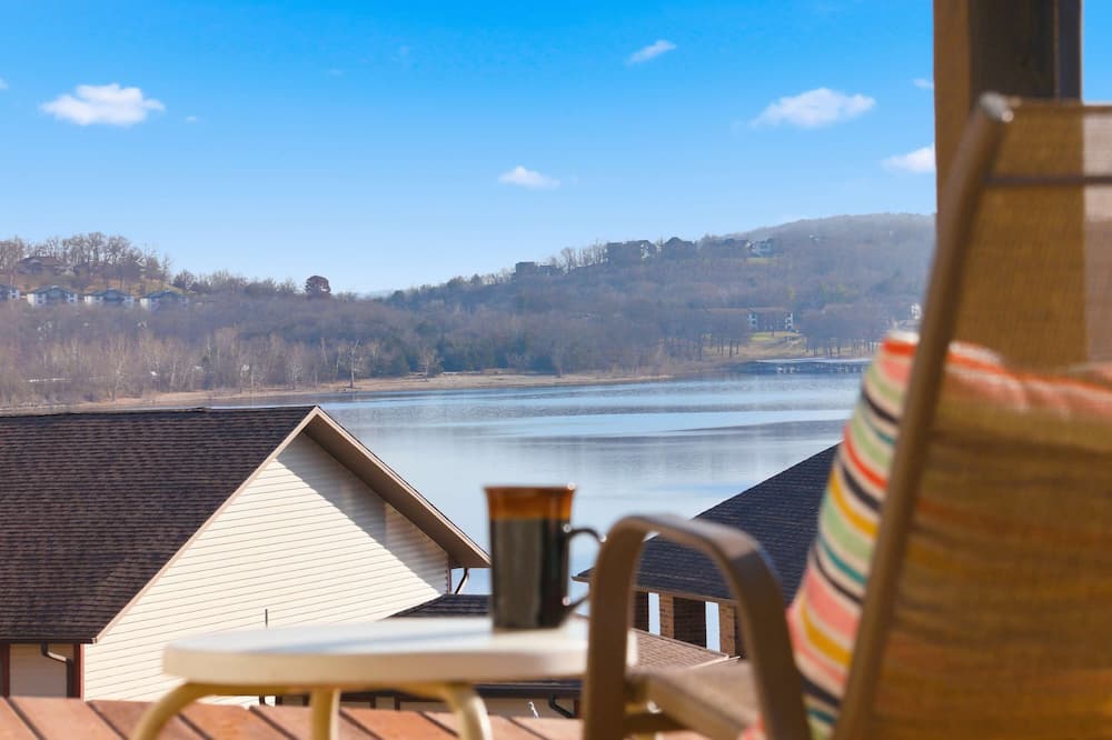Driftwood Den Condo for 2 - Reeds Spring, MO