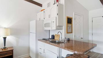 Studio, 1 Tempat Tidur King, patio (Driftwood Den) | Dapur pribadi