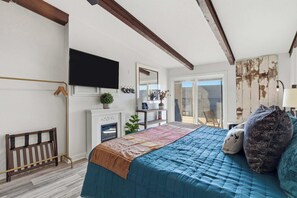 Studio, 1 King Bed, Patio (Driftwood Den) | 1 bedroom, individually decorated, individually furnished - Driftwood Den Condo for 2 (Kimberling City)