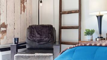 Studio, 1 King Bed, Patio (Driftwood Den) | Interior