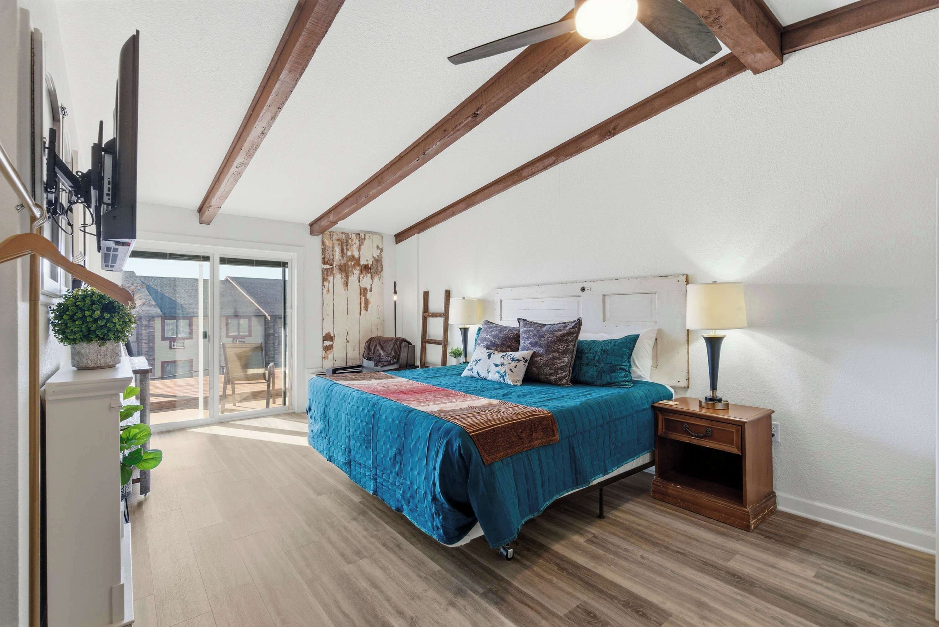 Studio, 1 King Bed, Patio (Driftwood Den) | 1 bedroom, individually decorated, individually furnished