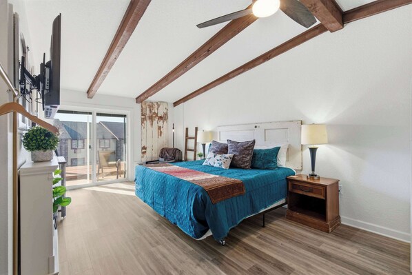 Une chambre à coucher avec un lit, une table de chevet et une vue sur l’extérieur.