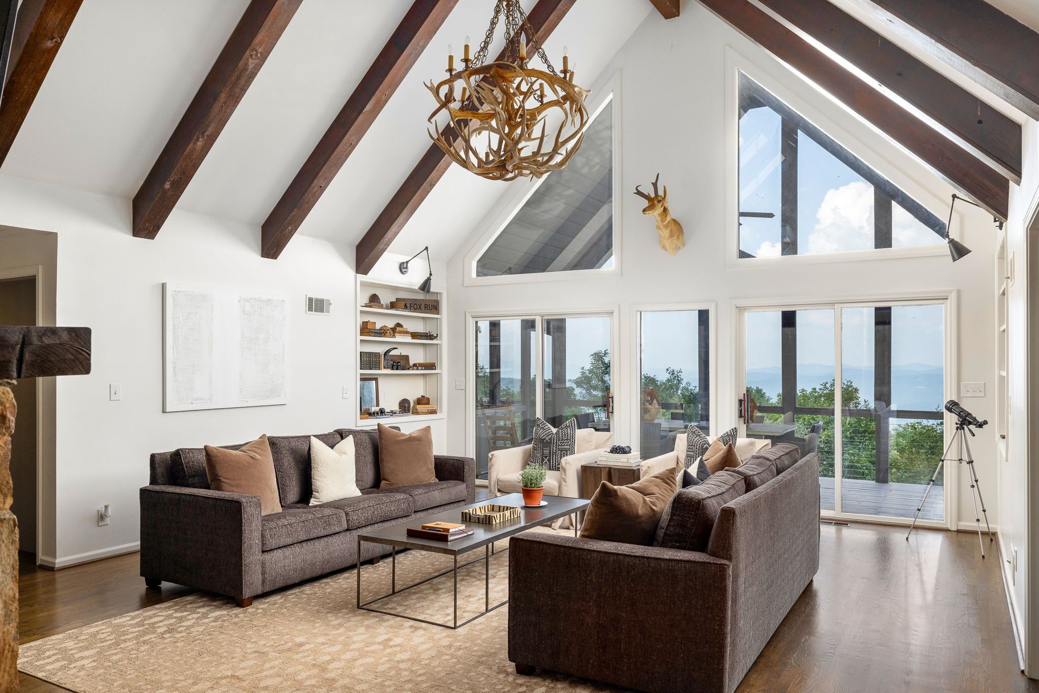 Smart-tv, eldstad, bordsfotboll och böcker