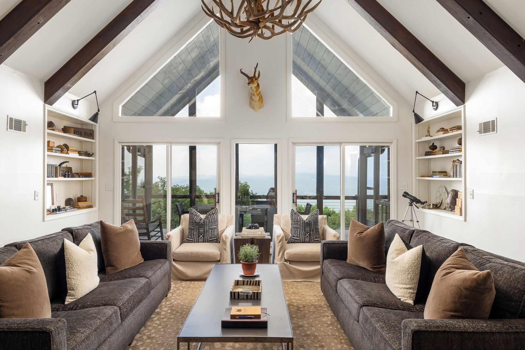 Smart-TV, Kamin, Tischfußball, Bücher