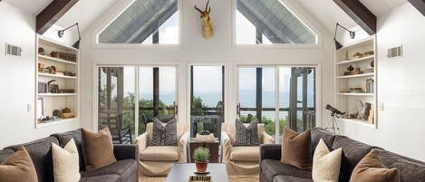 Smart-TV, Kamin, Tischfußball, Bücher