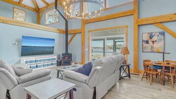 TV connectée, cheminée, livres