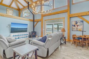 Een smart-tv, een open haard en boeken