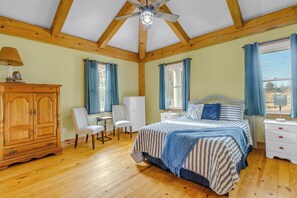4 bedrooms, iron/ironing board, free WiFi, bed sheets - Waterfront 4-bedroom homestead with pool, jacuzzi, and dock access. Sleeps 11! (Heathsville)