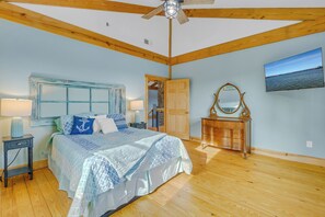 4 bedrooms, iron/ironing board, free WiFi, bed sheets