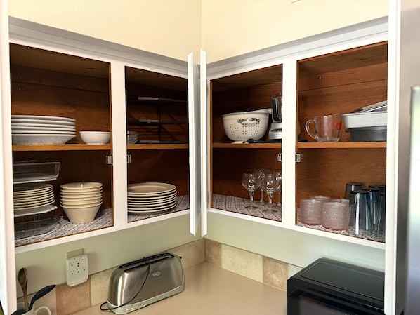 Fridge, microwave, oven, stovetop - Mid-Century gem near UF (Gainesville)