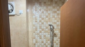 Economy Double Room, City View | Bathroom - Manarat Al Aziziyah Hotel (Makkah)