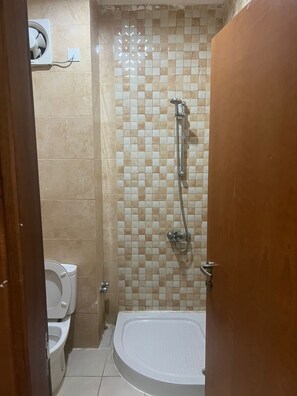 Bañera y ducha independientes, artículos de tocador gratuitos, toallas