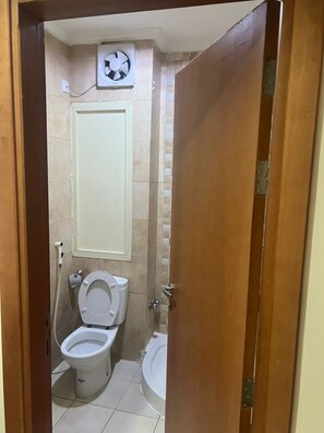 Quarto casal econômico, vista para a cidade | Banheiro | Banheira e chuveiro separados, produtos de toalete grátis
