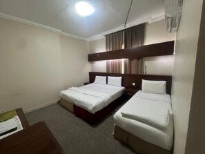 Caja de seguridad en la habitación y escritorio 