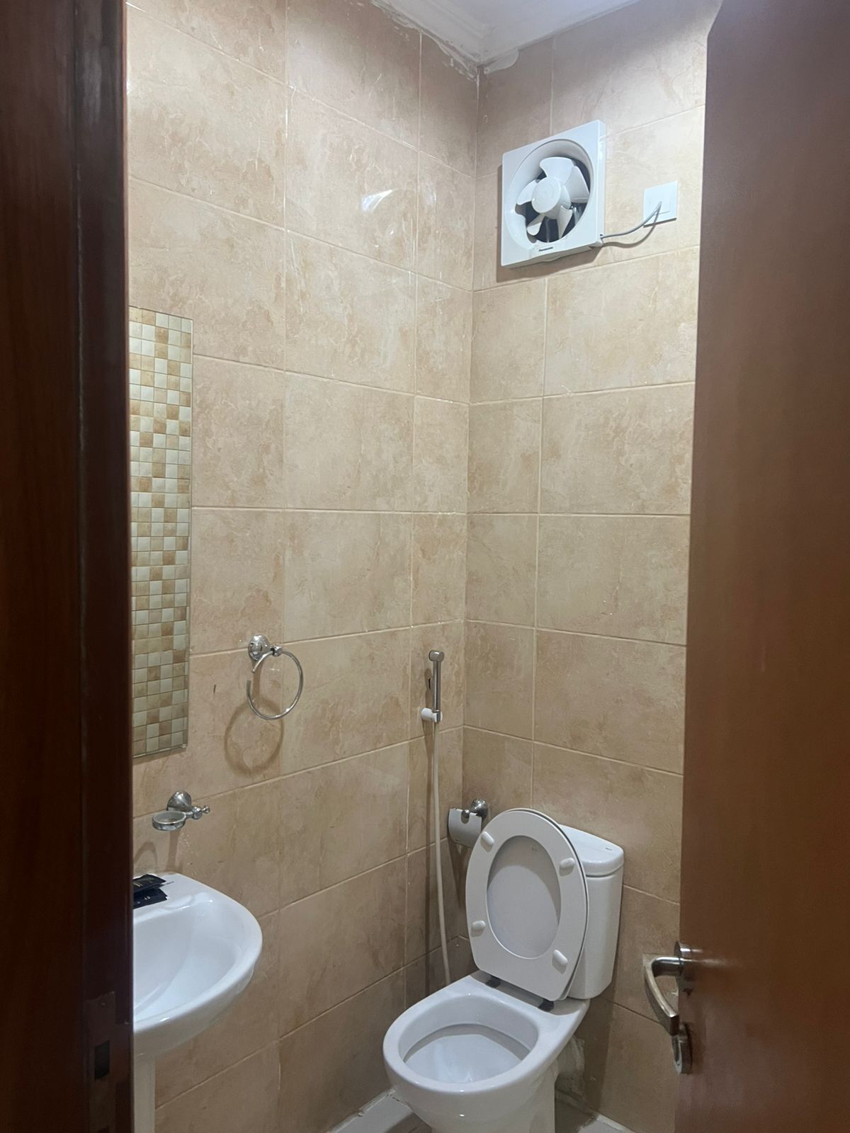 Badewanne und Dusche (separat), kostenlose Toilettenartikel, Handtücher