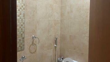 Badewanne und Dusche (separat), kostenlose Toilettenartikel, Handtücher