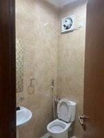 Separate tub and shower, free toiletries, towels, soap