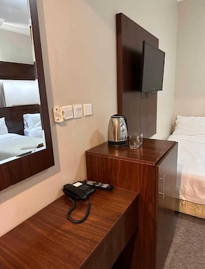 In-room safe, desk, laptop workspace, soundproofing - Manarat Al Aziziyah Hotel (Makkah)