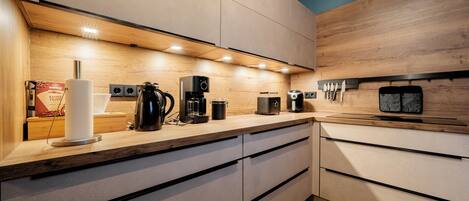 Kjøleskap, ovn, kokeplater og oppvaskmaskin