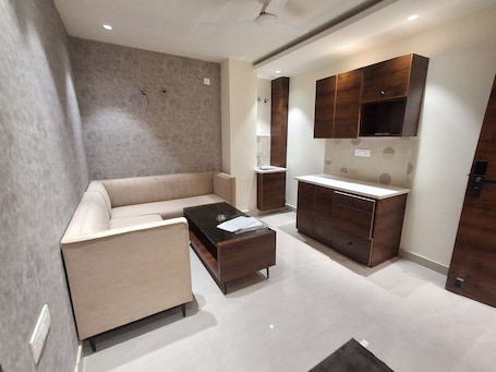 Deluxe Studio, Balcony, Hill View | Living area