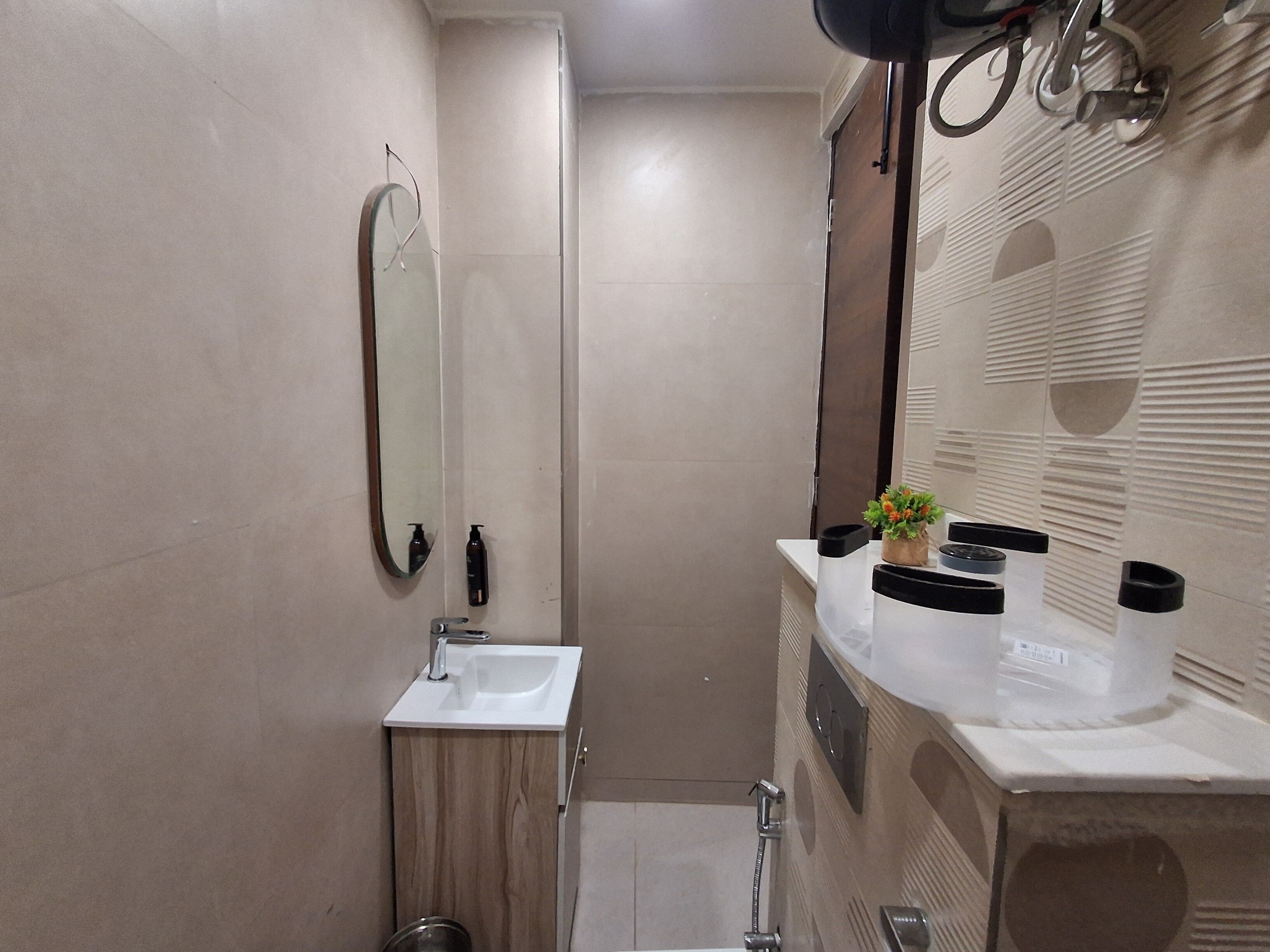 Studio Deluxe - balkong - utsikt mot bergen | Badrum | Dusch, gratis toalettartiklar, hårtork och handdukar