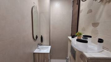 Deluxe Studio, Balcony, Hill View | Bathroom | Shower, free toiletries, hair dryer, towels