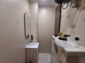 Studio Deluxe - balkong - utsikt mot bergen | Badrum | Dusch, gratis toalettartiklar, hårtork och handdukar