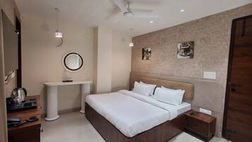 Deluxe Studio, Balcony, Hill View | Desk, laptop workspace, free WiFi