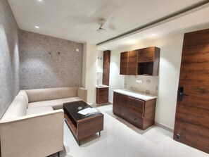 デラックス スタジオ バルコニー ヒルビュー | 専用キッチン | 食器洗い機、調理器具と食器