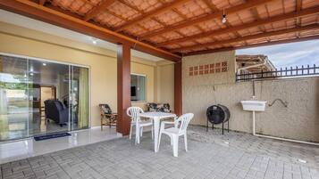 Basic Villa | Outdoor dining