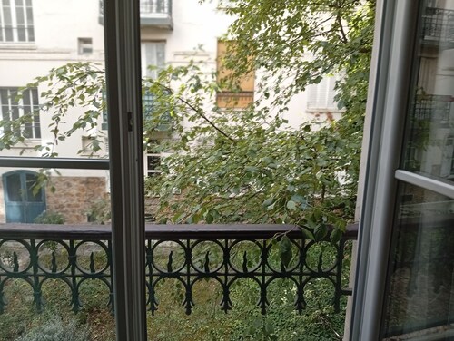 Renting a room in a 2 room apartment