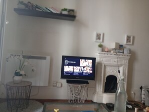 Interior - Renting a room in a 2 room apartment (Paris)