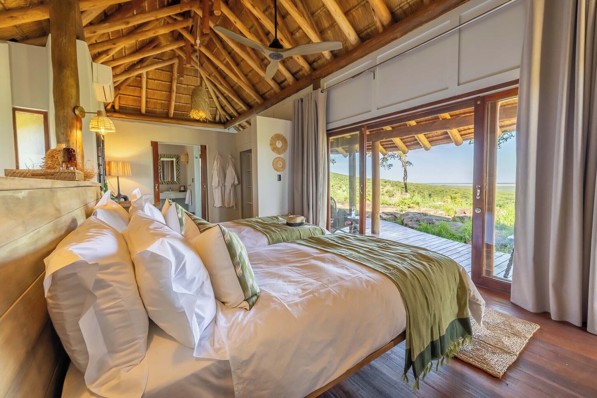 Caja de seguridad en la habitación y escritorio 