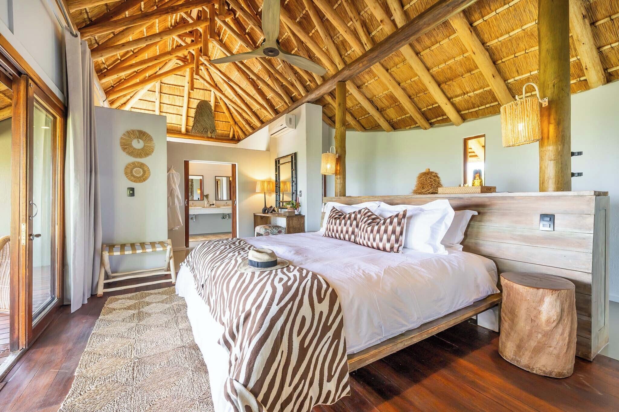 Luxe suite, terras | Een kluis op de kamer, een bureau, een laptopwerkplek, gratis wifi