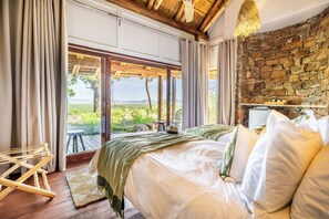 Lyxsvit - uteplats | Värdeförvaringsskåp på rummet, skrivbord och arbetsyta för laptop