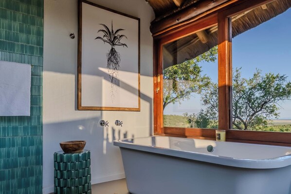 Suite Luxe, patio | Baignoire relaxante profonde