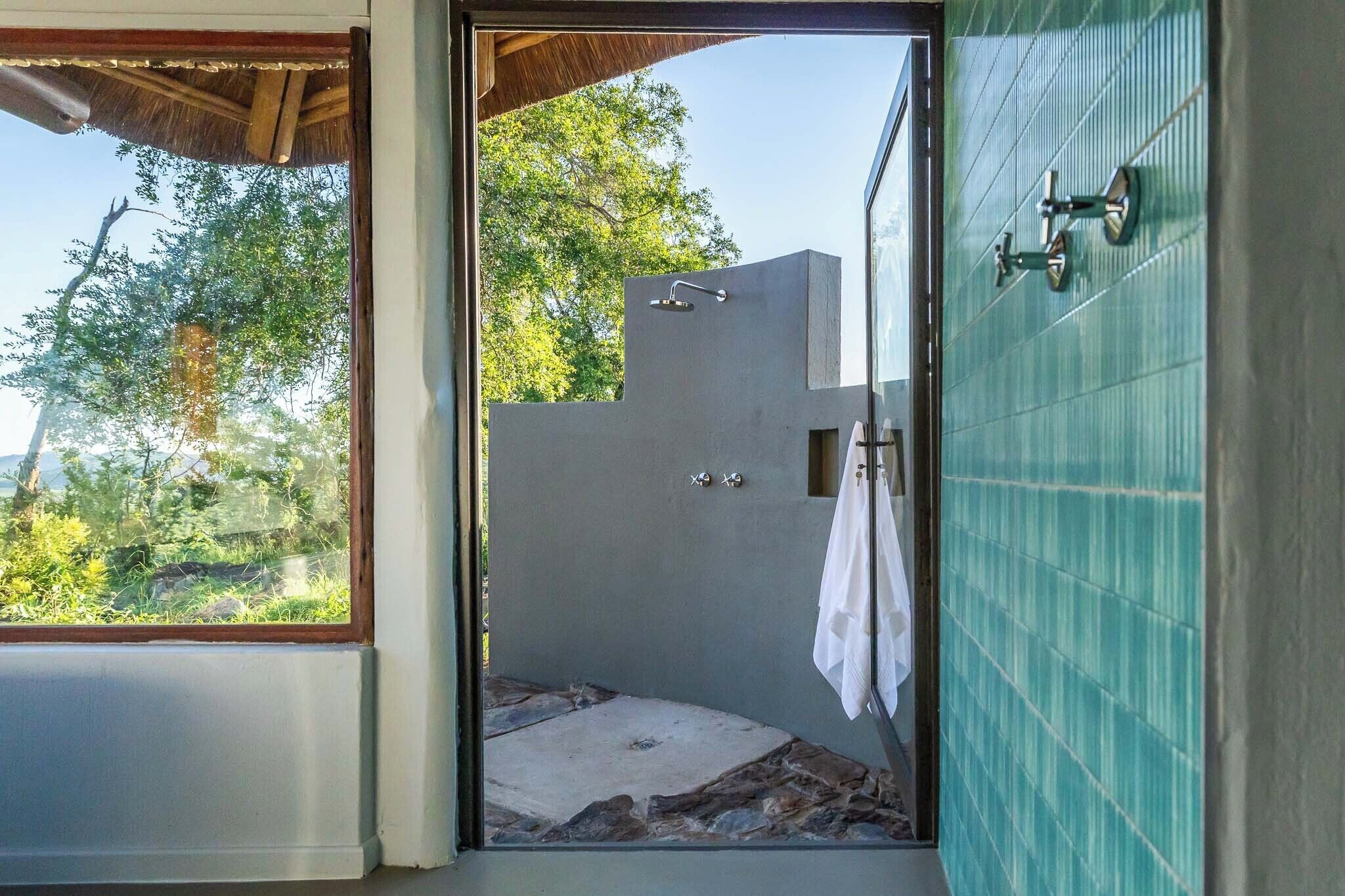 Luxe suite, terras | Badkamer met douche