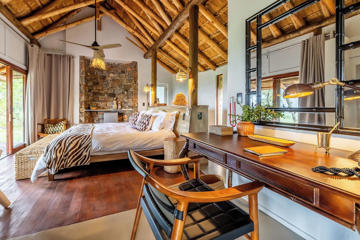 Värdeförvaringsskåp på rummet, skrivbord och arbetsyta för laptop