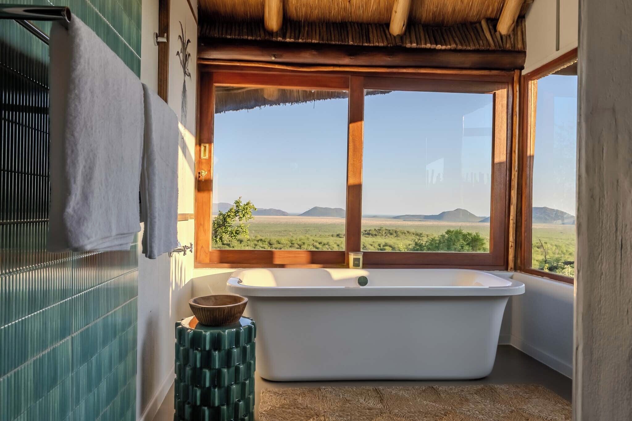 Deep-soaking bathtub