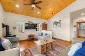 House, Multiple Beds, Balcony, Mountain View (Lookout Point) | Living area