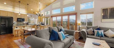 Hus, flere senger, balkong, fjellutsikt (Lookout Point) | Oppholdsområde