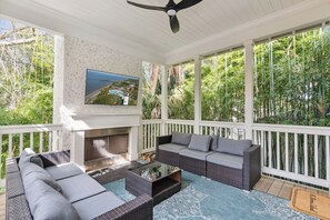 Property grounds - Liv'n the Good Life sleeps 11 (St Simons Island)