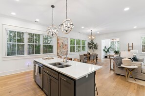 Interior - Liv'n the Good Life sleeps 11 (St Simons Island)