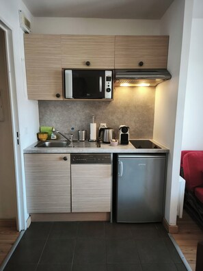 Geladeira, micro-ondas, cooktop, lava-louças