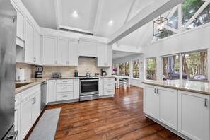 Fridge, microwave, oven, stovetop - Seabrook Exclusives | 2500 The Bent Twig (Seabrook Island)