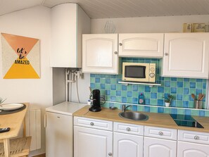 Jääkaappi, mikroaaltouuni, liesi, kahvin-/teenkeitin