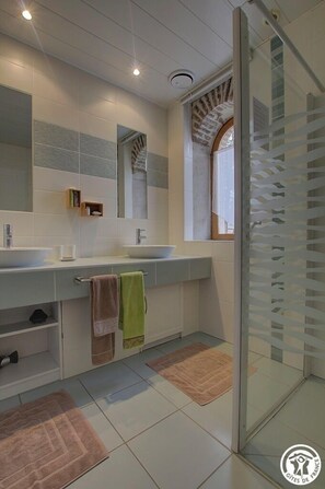 Chambre Double, patio, vue cour intérieure | Salle de bain